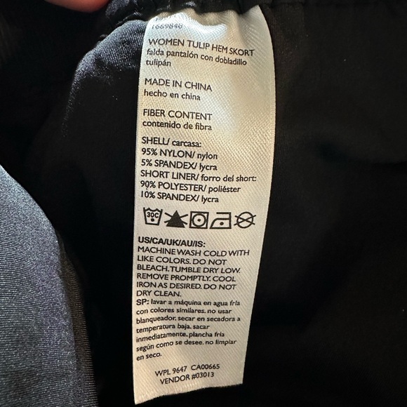 Eddie Bauer black skorts size medium Tulip hem. Nylon SPF 50 - Picture 9 of 9